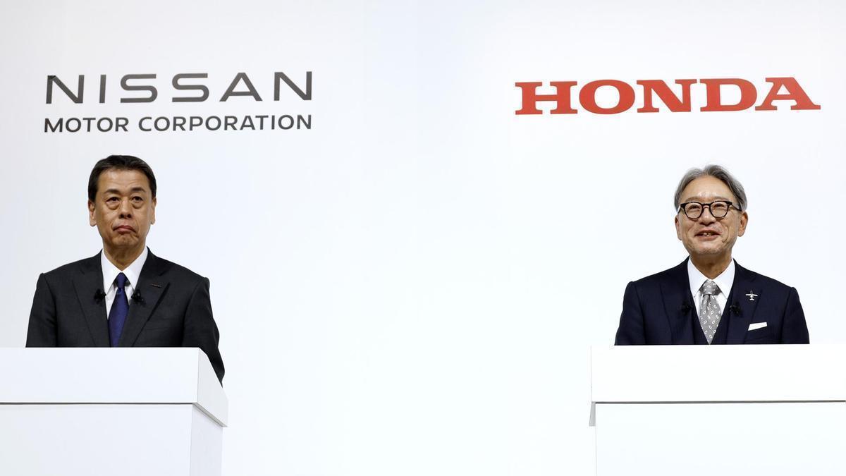 El presidente de Nissan, Makoto Uchida, y su homólogo de Honda, Toshihiro Mibe, durante la rueda de prensa en la que anunciaron las negociaciones.