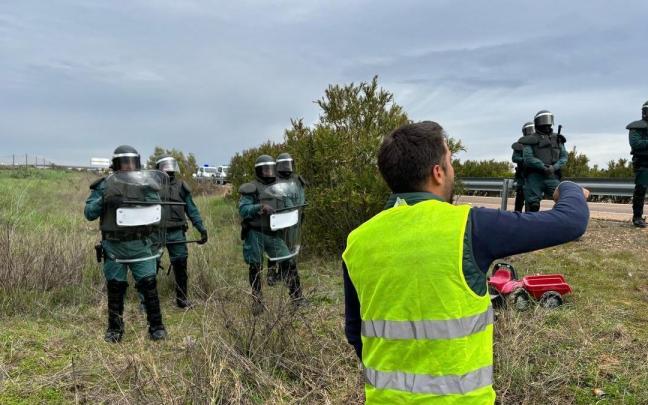 Protesta de agricultores en la A-66 a la altura de Zafra. / EP Protesta de agricultores en la A-66 a la altura de Zafra.