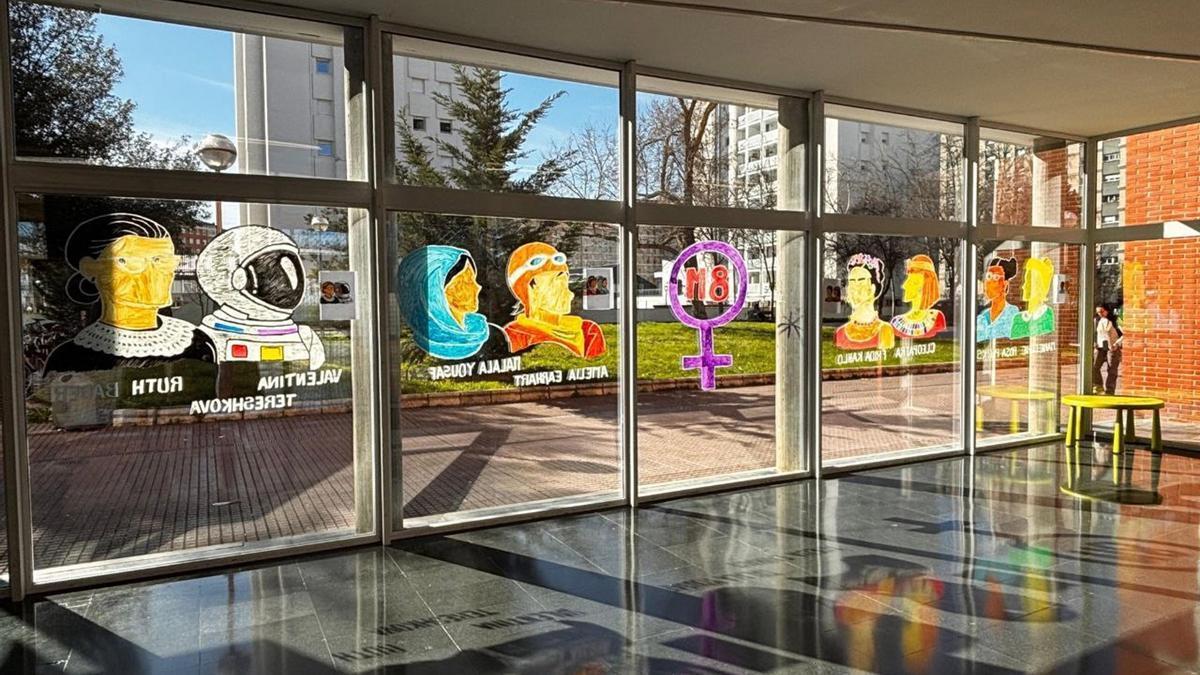 Gasteizko gizarte etxeak "morez jantziko dira" Martxoaren 8a ospatzeko.