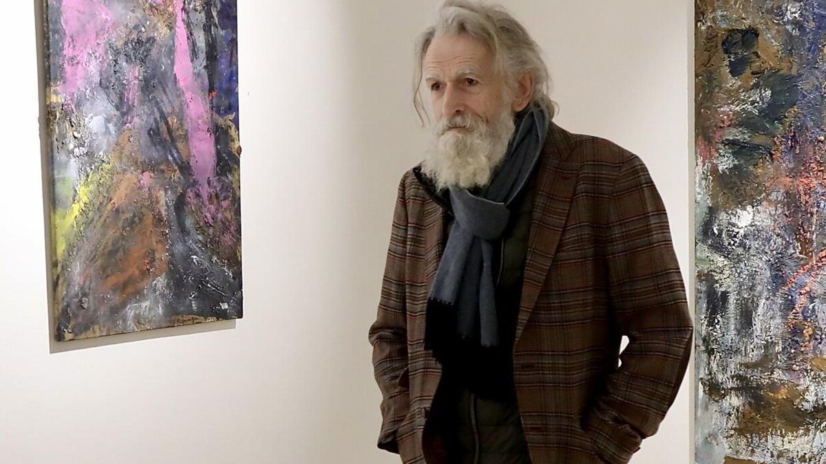 Juan Luis Goenaga en una exposición de su obra en la galería Ekain | Javi Colmenero - Noticias de Gipuzkoa