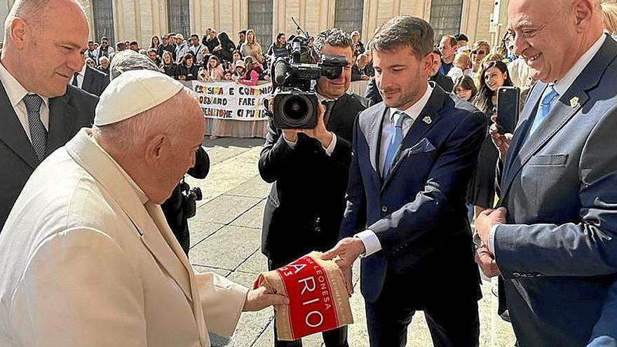 El tolosarra Julen Castañeda es recibido por el papa