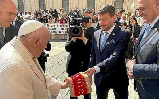 El tolosarra Julen Castañeda es recibido por el papa
