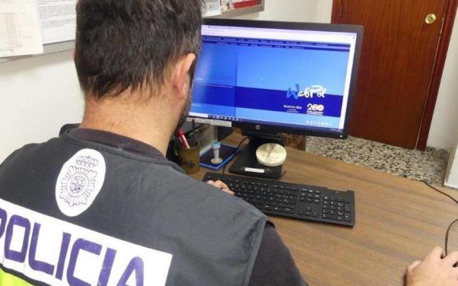 Imagen de archivo de un agente, durante una operación / Policía Nacional Imagen de archivo de un agente, durante una operación