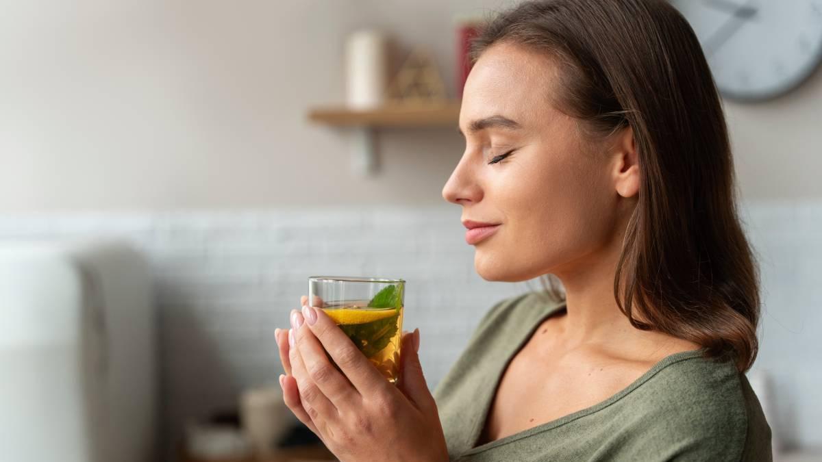 Mujer disfruta de una bebida reconfortante y saludable por la mañana