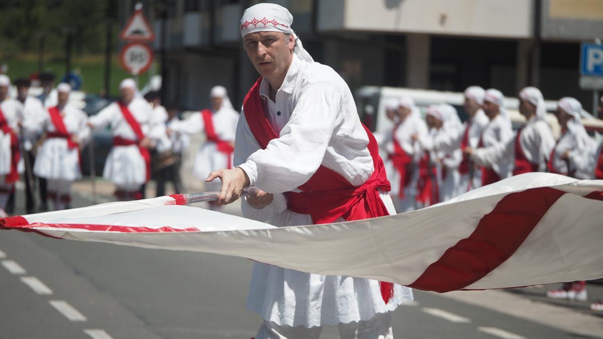 El abanderado airea la enseña que presidió la marcha por las calles de Urrestilla.