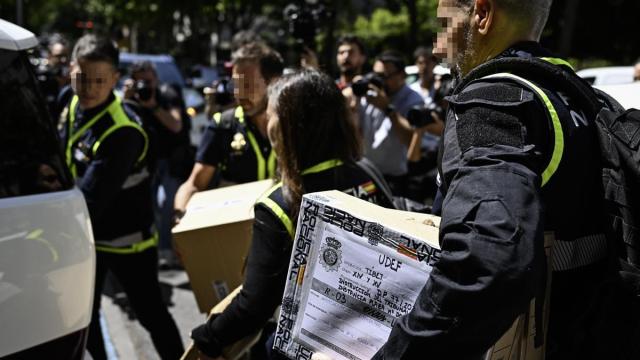 Policías incautan material de la oficina de Zapatero.