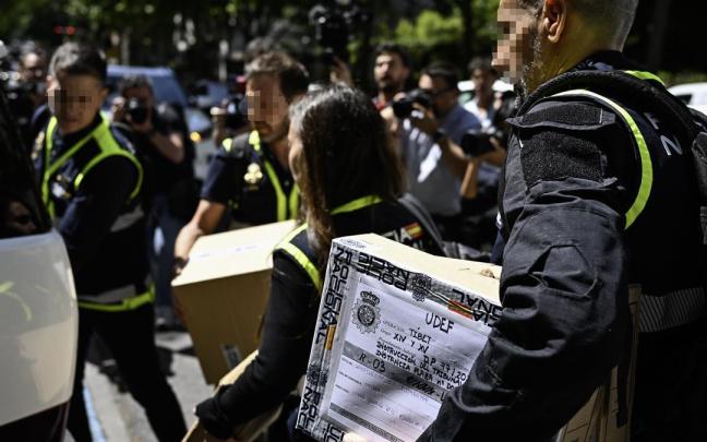 Policías incautan material de la oficina de Zapatero.
