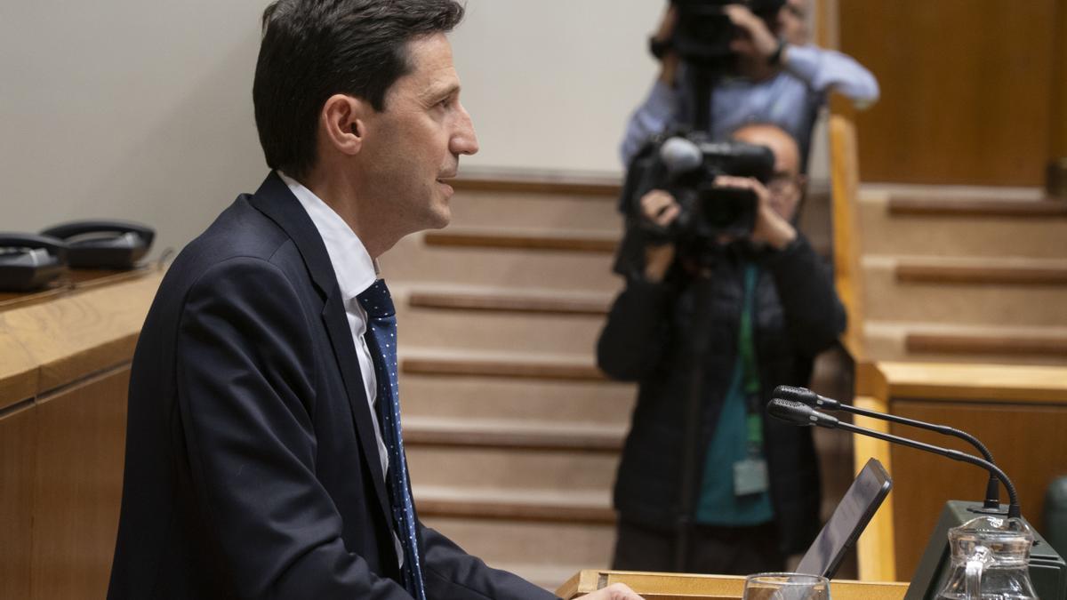 El consejero de Hacienda y Finanzas, Noël d’Anjou, durante su comparecencia en el Parlamento Vasco