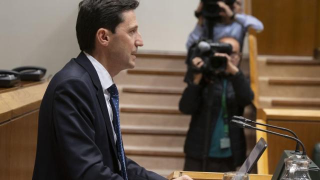 El consejero de Hacienda y Finanzas, Noël d’Anjou, durante su comparecencia en el Parlamento Vasco
