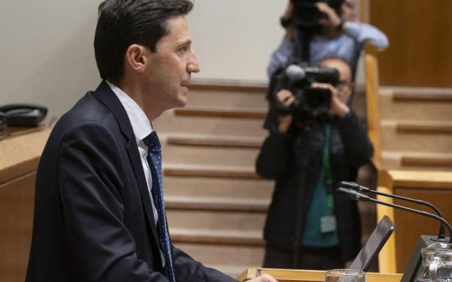 El consejero de Hacienda y Finanzas, Noël d’Anjou, durante su comparecencia en el Parlamento Vasco