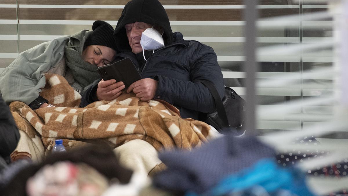 Dos refugiados ucranianos en la estación de tren de Berlín.