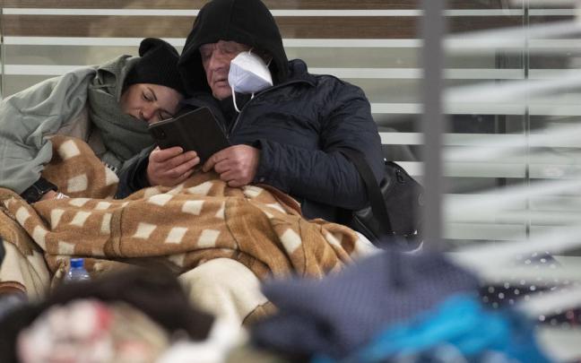 Dos refugiados ucranianos en la estaci&oacute;n de tren de Berl&iacute;n.