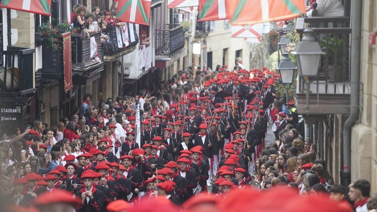 El Alarde de Hondarribia, el pasado año a su paso por la calle Mayor.