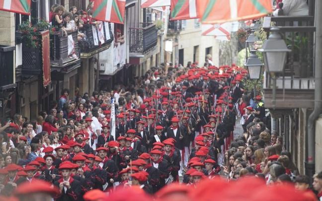 El Alarde de Hondarribia, el pasado año a su paso por la calle Mayor.