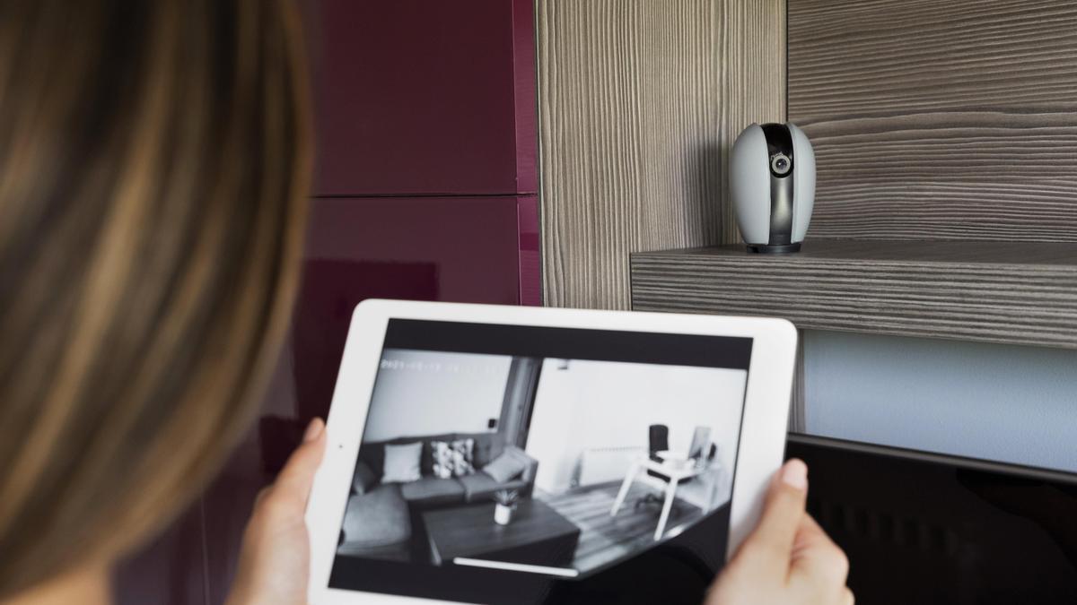 Colocar cámaras de vigilancia en casa es muy sencillo.