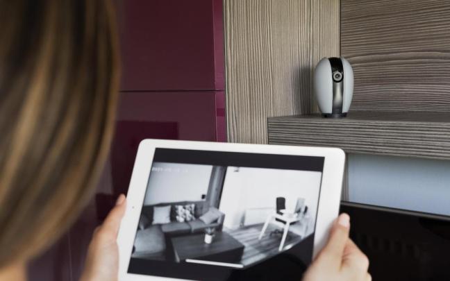 Colocar cámaras de vigilancia en casa es muy sencillo.