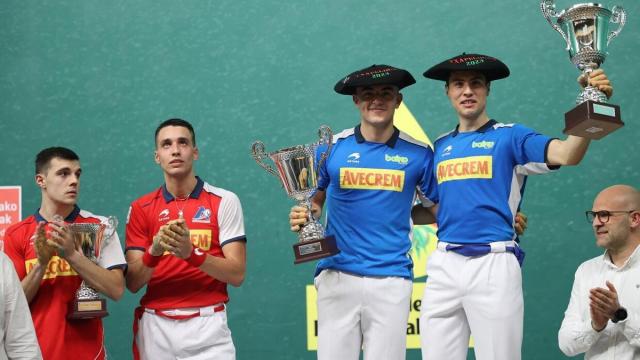 Iker Larrazabal e Iosu Eskiroz, con las txapelas del Parejas de Promoción, junto a Javier Zabala y Andoni Gaskue en el podio del Labrit.