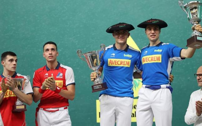 Iker Larrazabal e Iosu Eskiroz, con las txapelas del Parejas de Promoción, junto a Javier Zabala y Andoni Gaskue en el podio del Labrit.