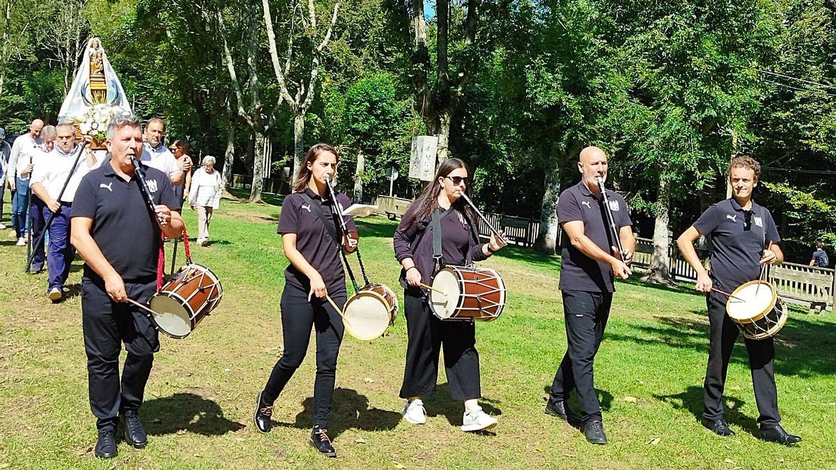 El sol acompañó a la procesión la Virgen de Arrate en el día de la cofradía constituida en su honor.