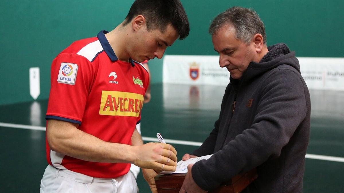 Elección de material para el Semifinales del Parejas Jaka-Eskiroz contra Peio Etxeberria-Zabaleta