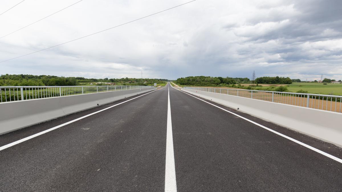 Una carretera de doble sentido con línea continua.