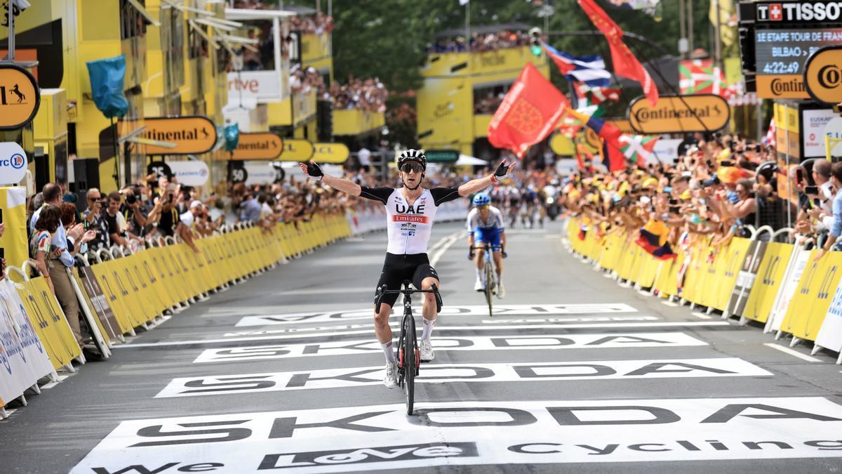 Adam Yates levanta los brazos al entrar primero en la meta de Bilbao.