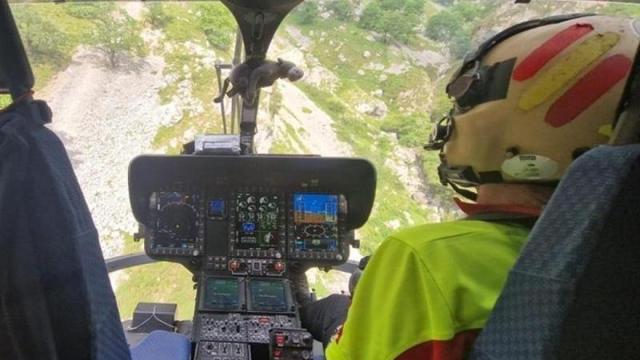 Rescatan a dos montañeros perdidos, sin aguas y uno de ellos herido en una rodilla en una canal de Picos de Europa.
