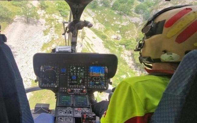Rescatan a dos montañeros perdidos, sin aguas y uno de ellos herido en una rodilla en una canal de Picos de Europa.