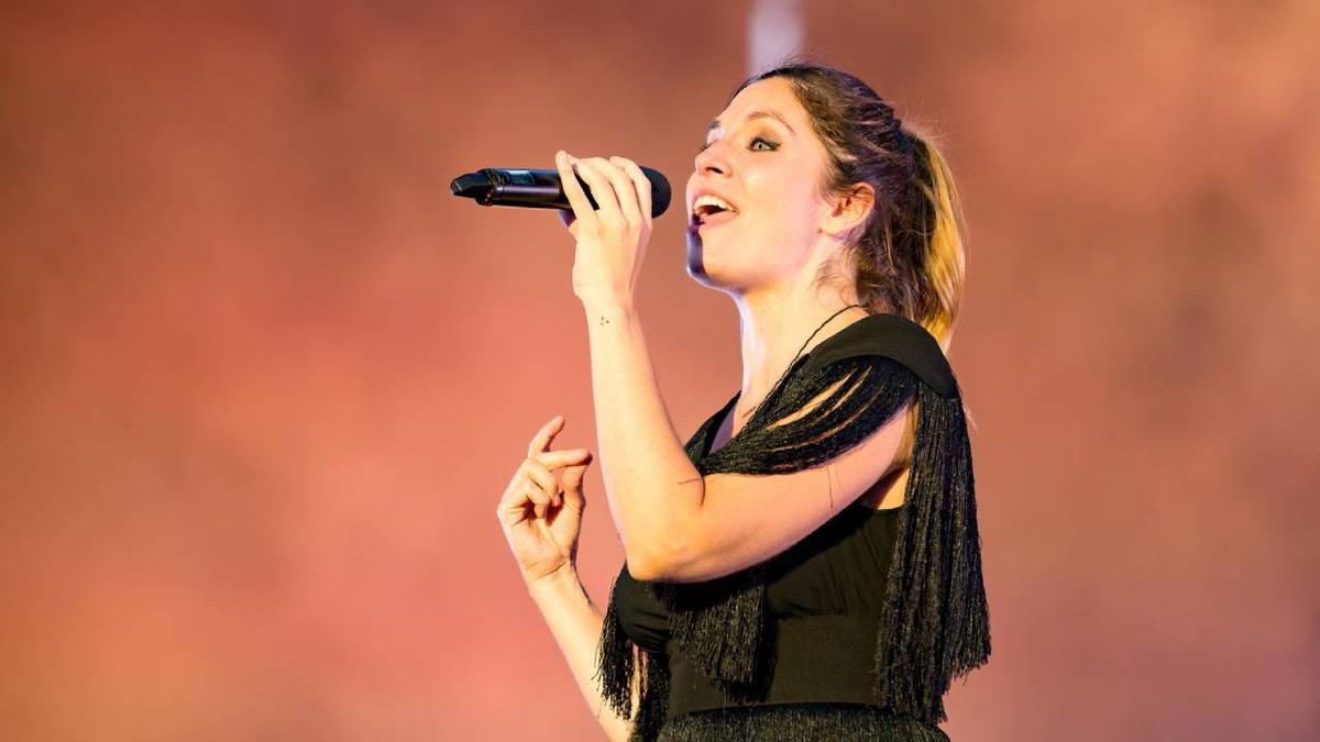 Leire Martínez cantando encima de un escenario