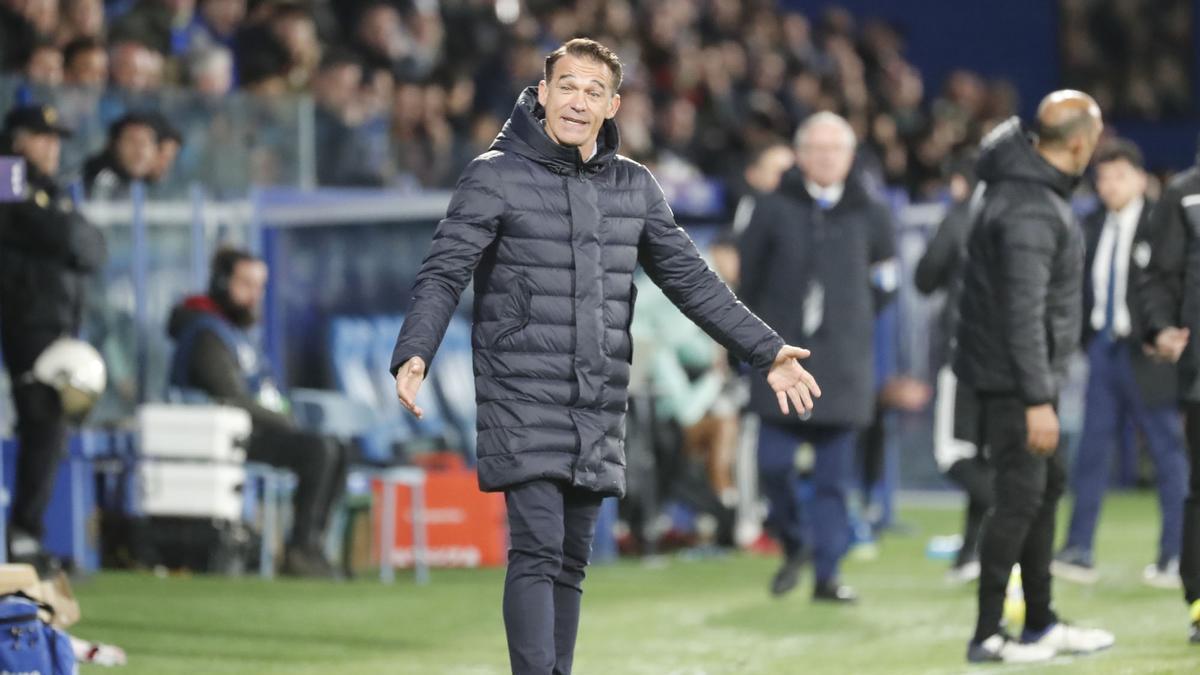 Luis García da instrucciones a sus jugadores desde la banda de el Toralín