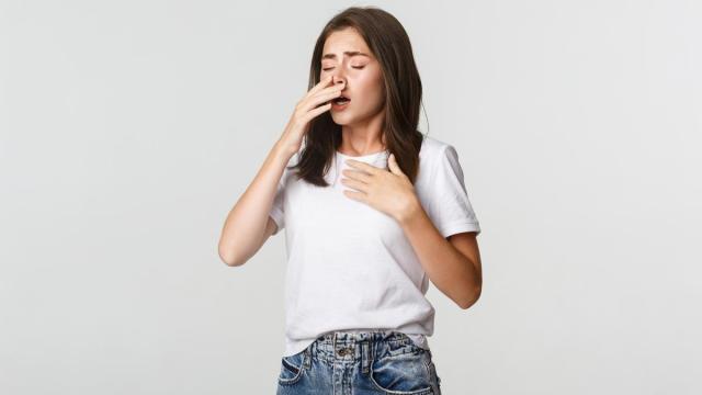 Una chica a punto de estornudar.