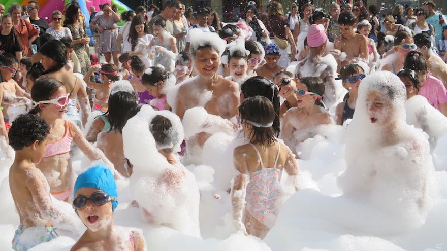Los niños de Zumarraga, disfrutando de la fiesta de la espuma.