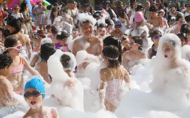 Los niños de Zumarraga, disfrutando de la fiesta de la espuma.