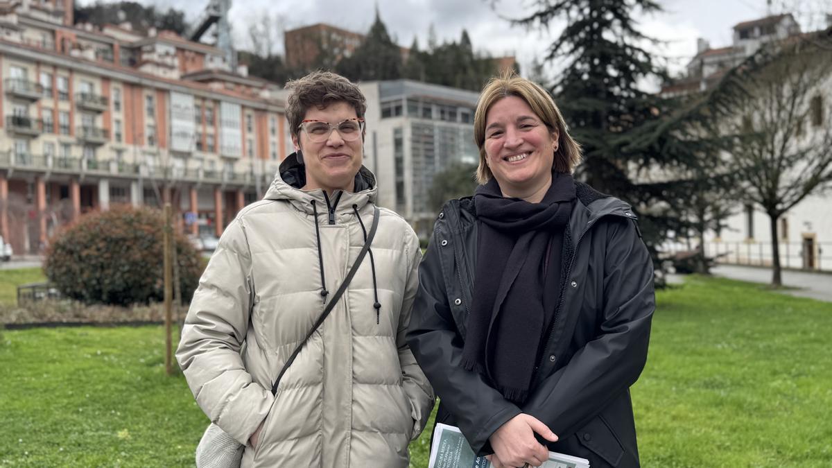 La edil de Urbanismo, Transición Ecológica y Movilidad, Garazi Etxeberria (derecha) y la arquitecta municipal, Amaia Iriondo, en la presentación del proceso participativo.