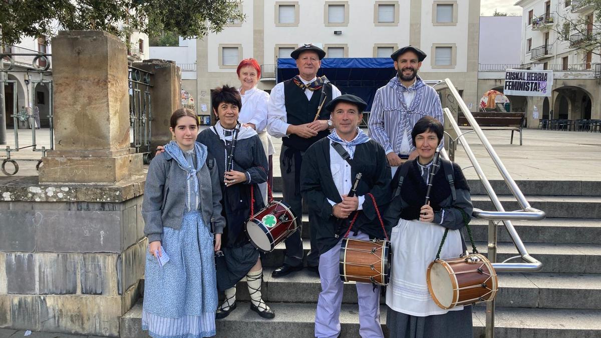 Integrantes de Loramendi Txistulari Taldea minutos antes de iniciar su periplo festivo por las calles en la pasada edición de las San Migel jaiak.