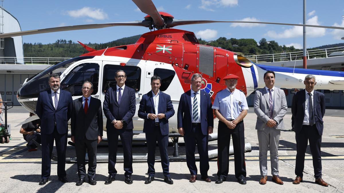 El lehendakari, Imanol Pradales, acompañado por el consejero de Seguridad, Bingen Zupiria, en la presentación del nuevo helicóptero de la Ertzaintza