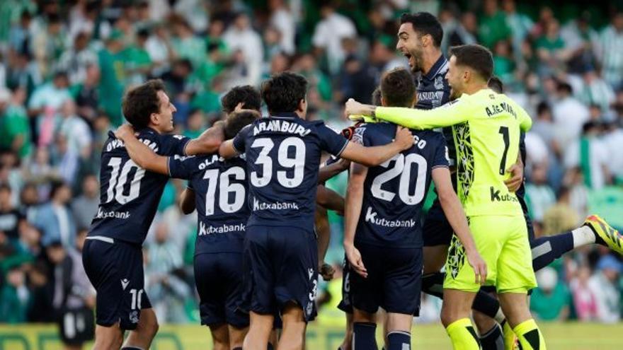 Los jugadores de la Real celebran su decisiva victoria en el Benito Villamarín contra el Betis. / LA LIGA
