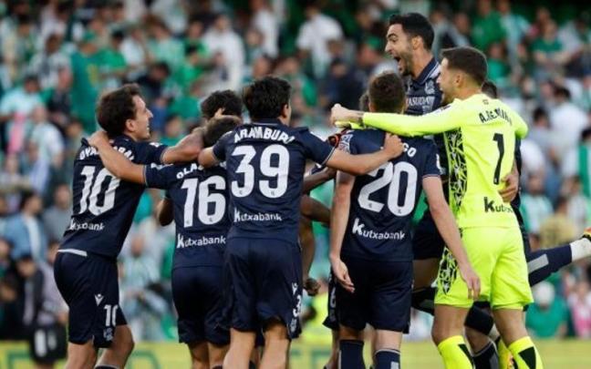 Los jugadores de la Real celebran su decisiva victoria en el Benito Villamarín contra el Betis. / LA LIGA