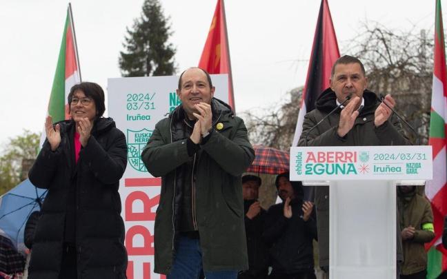 Diana Riba, junto a Pernando Barrena y Arnaldo Otegi