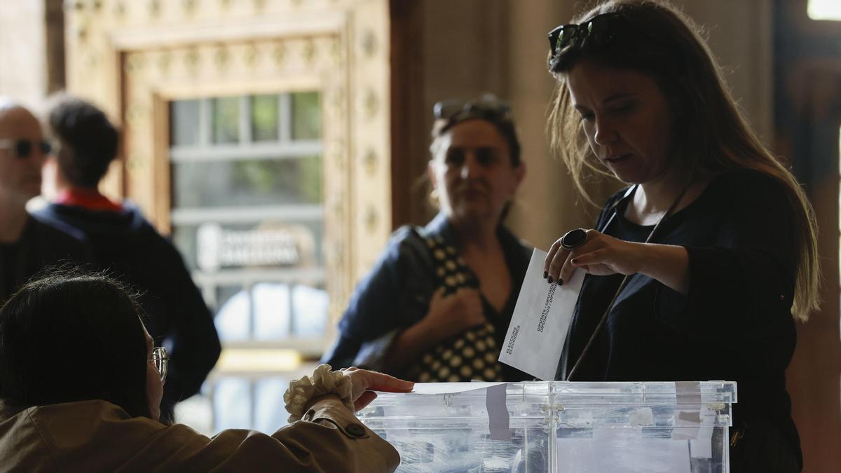 Una mujer deposita su voto en una urna durante las elecciones.