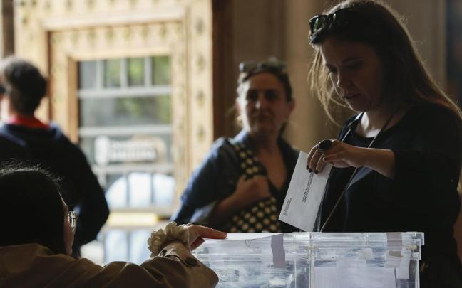 Una mujer deposita su voto en una urna durante las elecciones. / EFE Una mujer deposita su voto en una urna durante las elecciones.