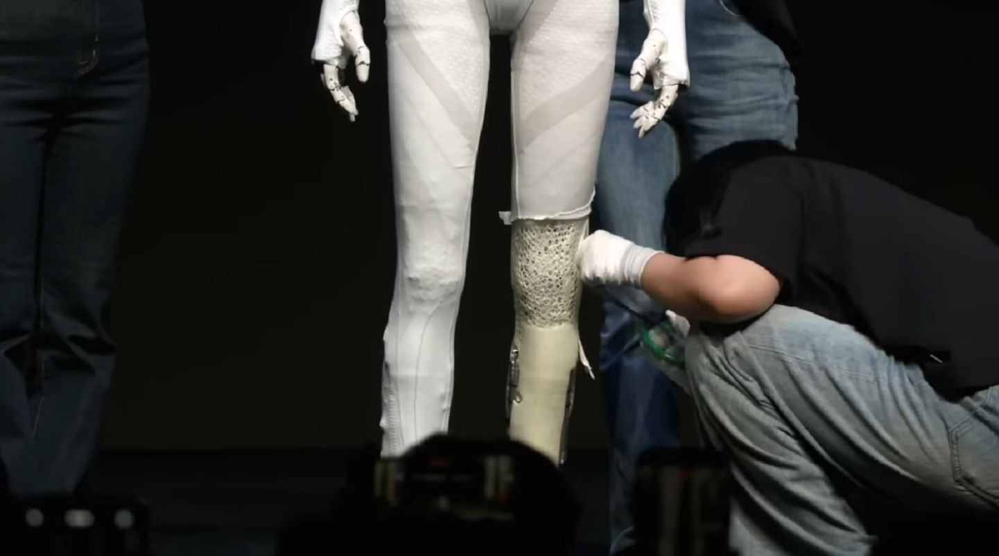 Captura de vídeo en la que ingenieros de Xpeng Motors abren la pierta de IRON. XPENG