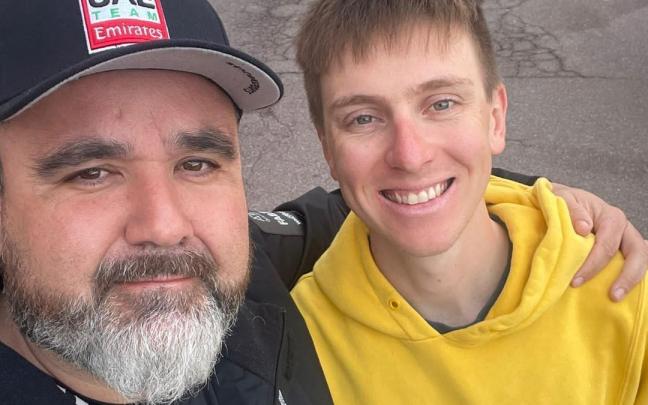 Joseba Elguezabal, masajista y hombre de confianza de Tadej Pogacar en el UAE.