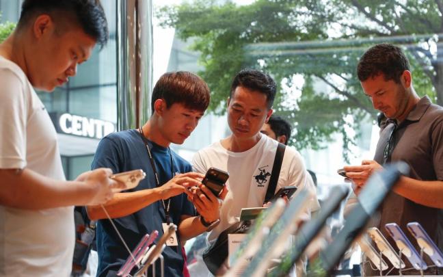 Un grupo de personas observa los nuevos iPhone 16 en una tienda de Bangkok. / EFE Un grupo de personas observa los nuevos iPhone 16 en una tienda de Bangkok.