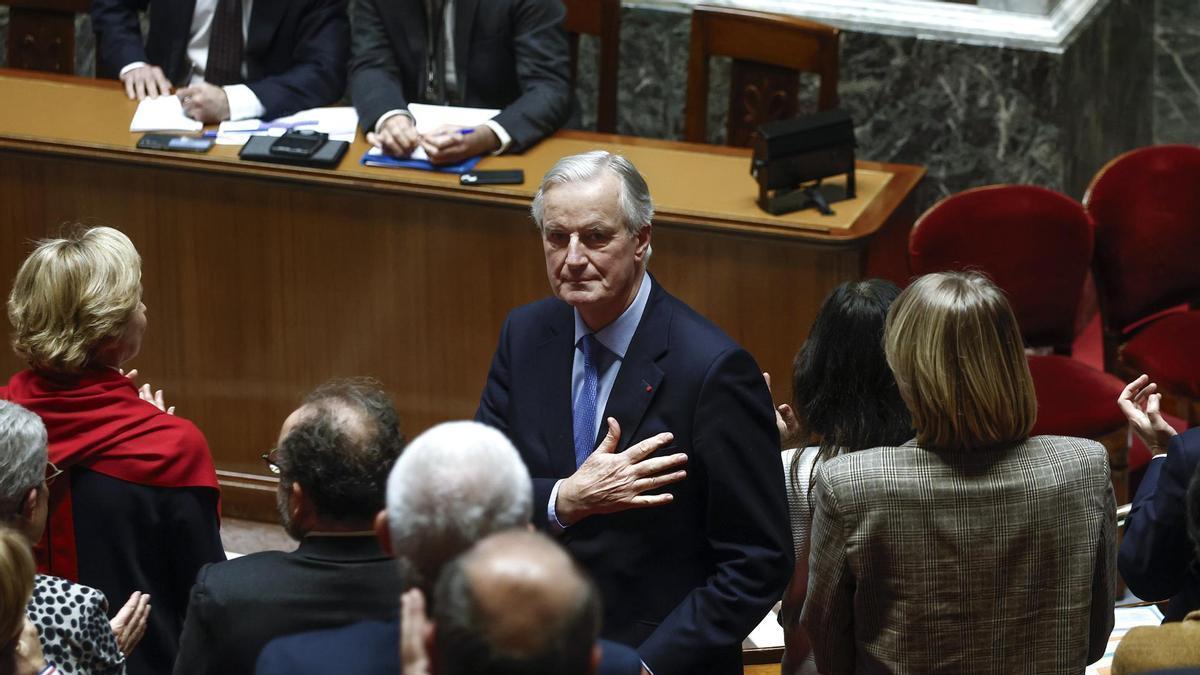 Michel Barnier gesticula ante sus simpatizantes tras ofrecer su discurso ante la Asamblea Nacional.