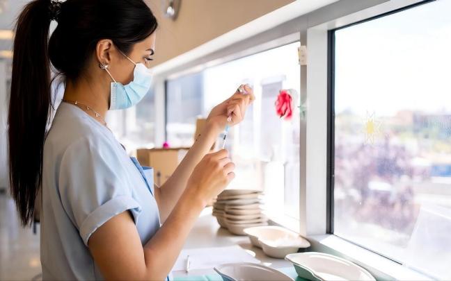 Una enfermera prepara una vacuna contra el hérpes zoster.