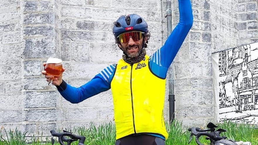 Egea celebra la llegada a meta con una buena cerveza belga.