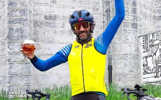 Egea celebra la llegada a meta con una buena cerveza belga.