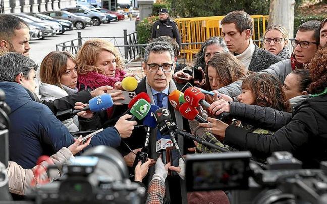 El ministro de la Presidencia, Justicia y Relaciones con las Cortes, Félix Bolaños, ayer a su llegada para reunirse con el presidente de la Audiencia Nacional. | FOTO: E. PRESS