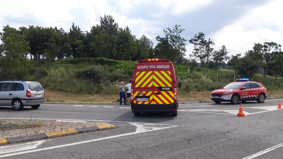 Policías forales y la ambulancia, en el lugar del atropello.